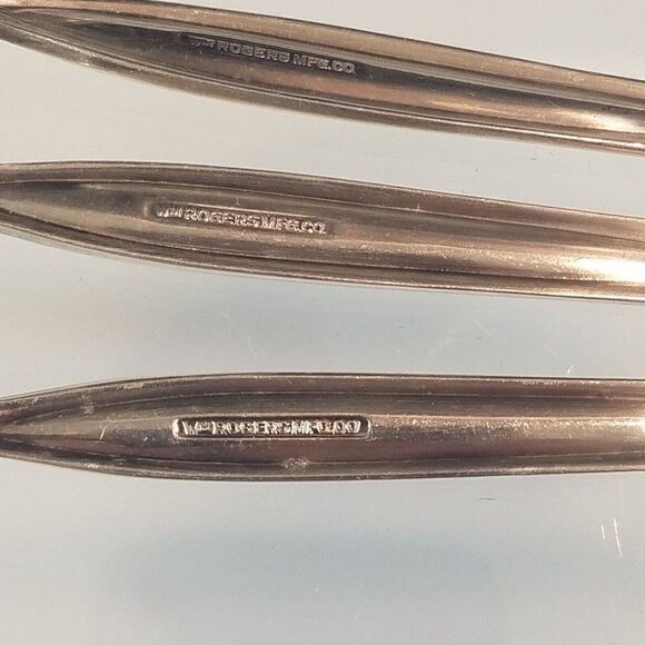 3 Vintage WM Rogers MFG CO Serrated Grapefruit Spoons Silverplate 6 In long - Picture 7 of 8